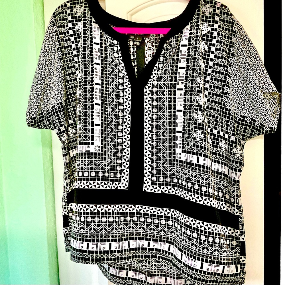 🔝STYLE&CO Large B&W Geo Print Loose Fit Blouse🖤